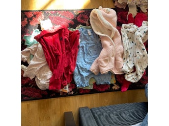 Babyklädespaket (4) med diverse olika plagg och märken - Storlek 62och 68