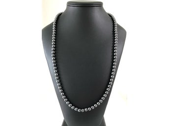 Vackert pärlhalsband med hematit - blodsten. Längd 73cm. Ø på pärla 6mm.