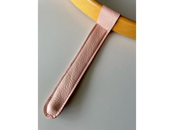 NY BYGELREM. (Gammelrosa) ÄKTA LÄDER-REM till STOKKE Tripp Trapp barnstol.