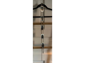 Skärp i metall, silverfärgade/svarta brickor och kedja ca 118 cm långt
