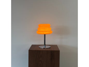 CAKE bordslampa Orange – Bauhaus retro lampa i opalglas & krom