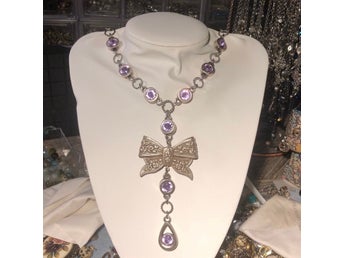 Charmigt halsband med rosett och lila Swarovskikristaller