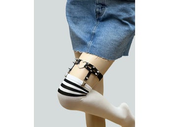 1 Par Stockings/OverKnee & två Garters med nitar och hjärta.