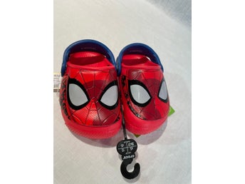 Crocs Marvel spiderman blinkande stl C5 (20/21) röd Nu 100kr Ord.pris 449kr
