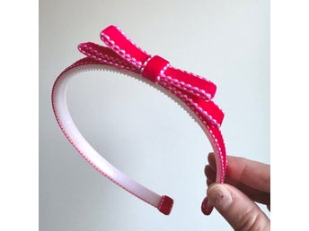 VARUPARTI 20 st - Diadem i cerise sammet med rosett från Lollipop till barn