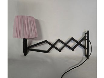 Strini 600 vägglampa med saxarm och rosa plisserad skärm, retro/heminredning.