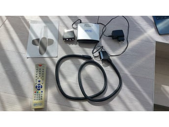 Amino AmiNET110 IPTV Set-Top Box med fjärrkontroll, strömadapter, SCART, manual