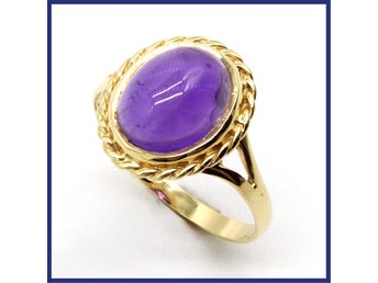 Ring, 18K guld, lila cabochonslipad sten (1,38ctv, stl 16,3mm)