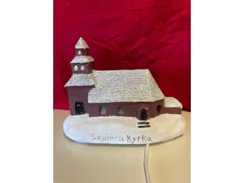 Retro Seglora kyrka med belysning