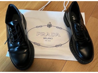 Prada svarta snörskor
