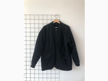 Oversize bomberjacka från Monki strl S Oversize bomberjacka från Monki strl S