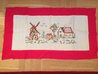 Handbroderad bonad i korsstygn, mått ca 41 x 75 cm