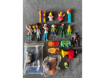 Leksakspaket med 18 blandade figurer och leksaker. 90-tal och 2000-tal