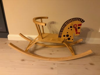 Gungstol i trä för barn