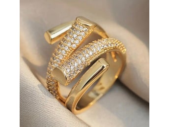 Helt Ny läcker ring i 18K Guld plätering Cubic Zirkon stenar str. 20mm