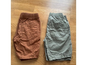 Två par shorts med resår i midjan