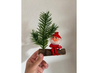 Tomte på vedbit med granris. 50-tal