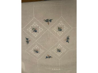 Duk med broderade blommor