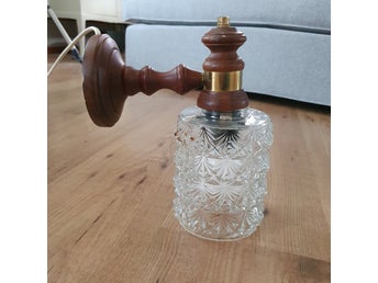 RETRO VÄGGLAMPA TRÄ MED KUPA I PRESSGLAS