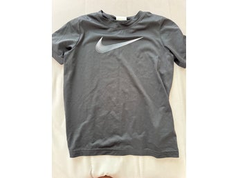Nike svart t-shirt, storlek 128-137 CM