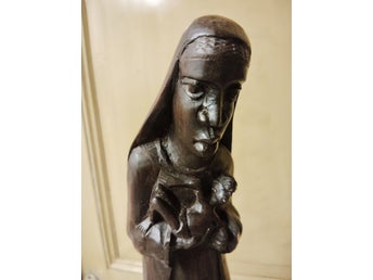 Svarta Madonnan. Träskulptur 34 cm hög.
