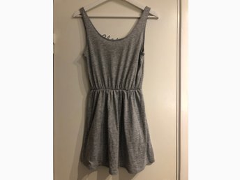 Grå klänning, Bikbok, stl XS34 (380972372) ᐈ Köp på Tradera Grå klänning, Bikbok, stl XS34 (380972372) ᐈ Köp på Tradera