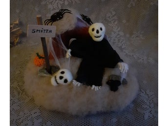 Handgjord Halloween-dekoration med skelett och spindlar
