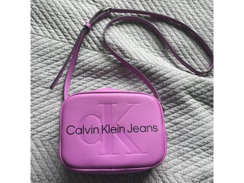 Calvin Klein lila camera bag nyskick!
