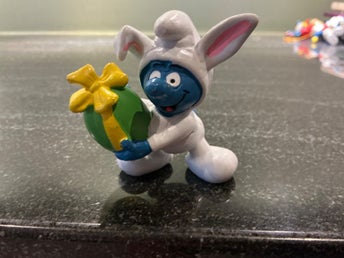 Schleich Smurf utklädd till påskhare med ägg