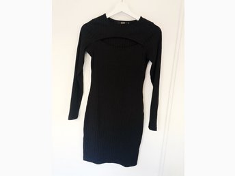 Svart klänning Bikbok storlek S (402683724) ᐈ Köp på Tradera Svart klänning Bikbok storlek S (402683724) ᐈ Köp på Tradera