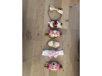Söta blommiga diadem och hårband