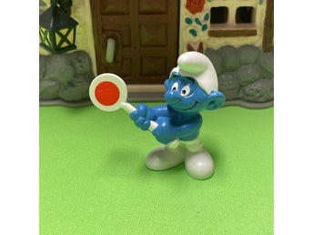 Smurf som skollots med skylt……toppskick… lågt utrop…