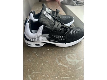 Sup sneakers i svart och