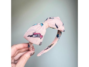 Diadem med stor rosett och fåglar i rosa färg från Lollipop till barn