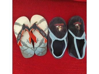 Mickey Blå Tofflor Storlek 33 och Färgade Flip-flops