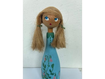 Äldre målade linnea blommor TRÄ figur / kvinna Fin Åland? ilva?