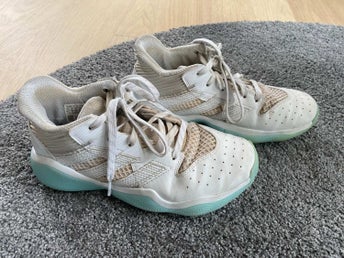 ADIDAS HARDEN BASKETSKOR - 39 1/3 - DAM / JUNIOR