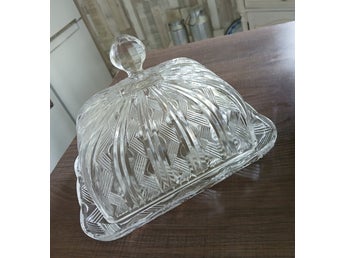 Äldre ostkupa i pressglas – glaskupa med fat – retro vintage servering art-deco