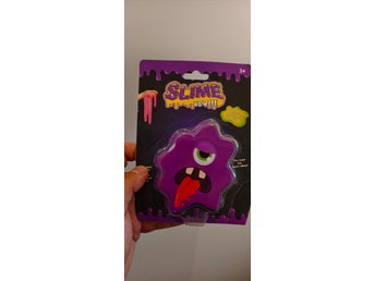 Slime med monsterfigur purple lila roterande ögon
