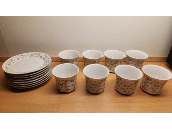 8 st Eleganta Kaffekoppar med Fat – Fint porslin med blomsterdekor och guldkant