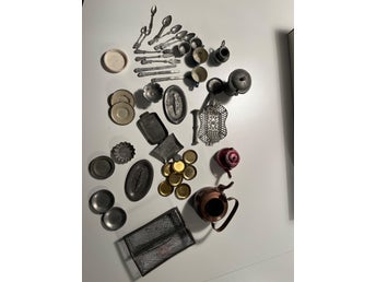 Antika dockskåpsminiatyrer köks- och matsalstillbehör