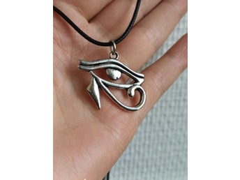 Halsband med silvrigt hänge Eye of Horus Horus öga Egyptisk symbol Goth