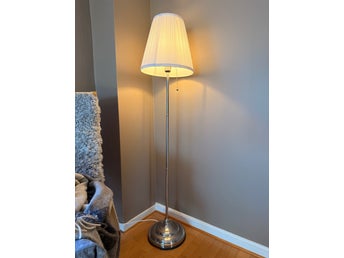 Golvlampa med skärm