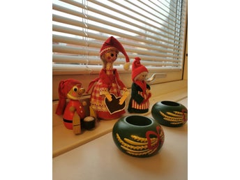 Gammal retro träfigurer och ljusstakar
