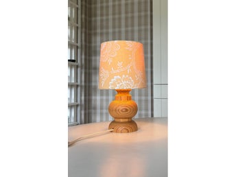 Retro Fungerande furu trä bordslampa med textilskärm H27 cm