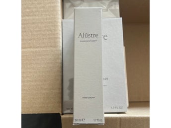 Alûstre Diamondinfused Hand