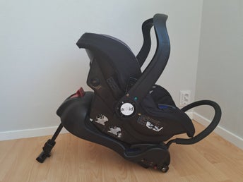 AXKID Babyskydd med AXKID Base (ISOFIX)