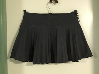 Veckad kort kjol från HM i storlek 36 (406462857) ᐈ Köp på Veckad kort kjol | VILA