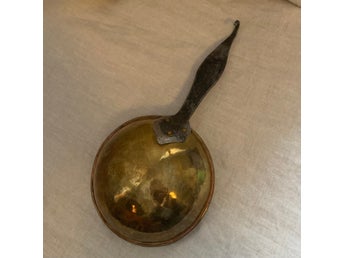 Gammal Skopa i mässing med förzinkad, smitt handtag, Sign A.C.