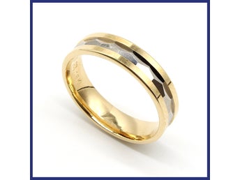 Ring, 18K guld/vitguld, dekorativt mönster (vikt 5,4g, stl 18,15mm)